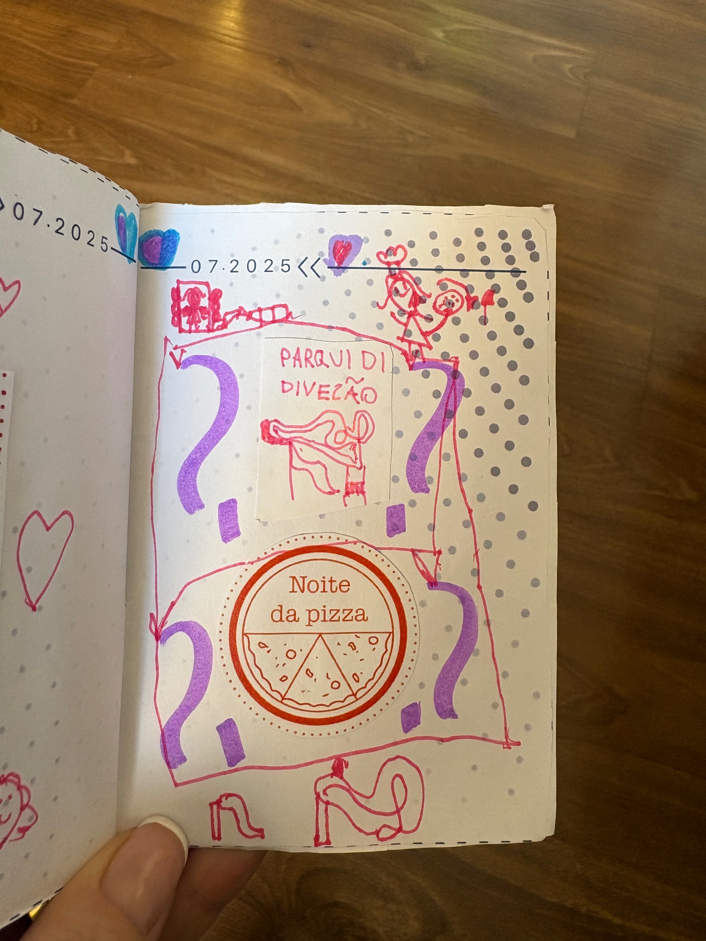 Página do passaporte preenchida com desenhos de parque e noite da pizza