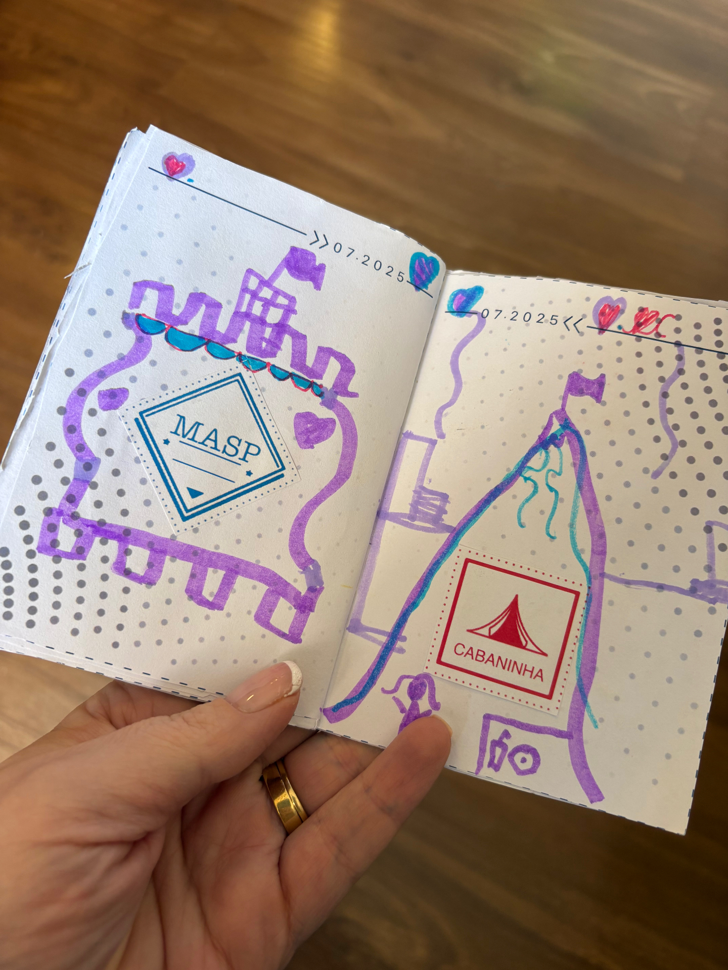 Página do passaporte com carimbos do MASP e Cabaninha e desenhos infantis